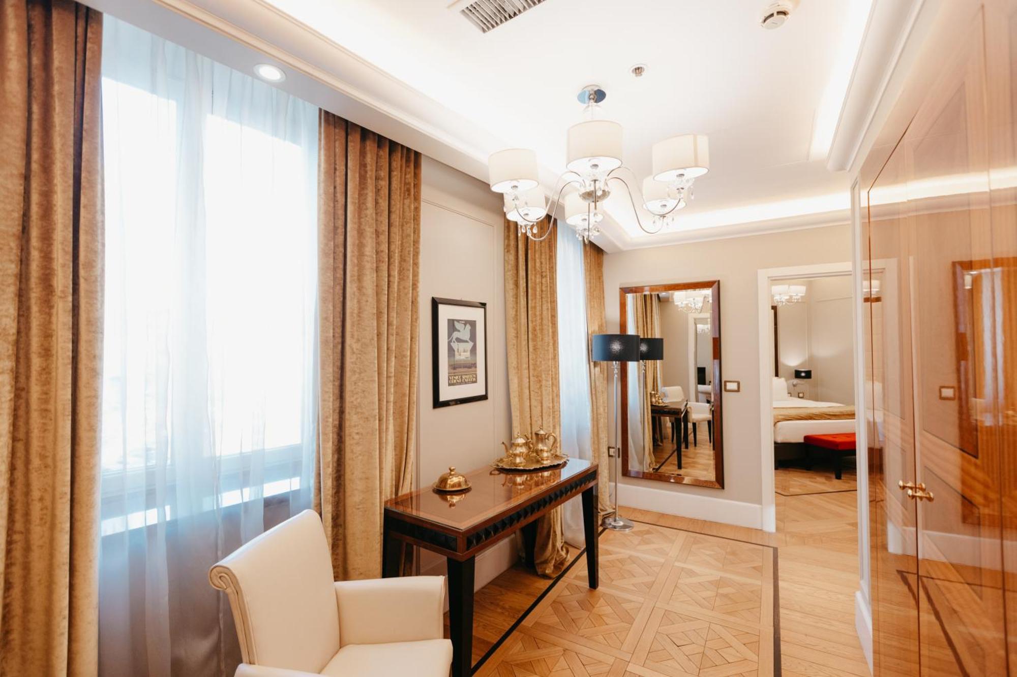 Grand Hotel Yerevan - Small Luxury Hotels Of The World Bagian luar foto