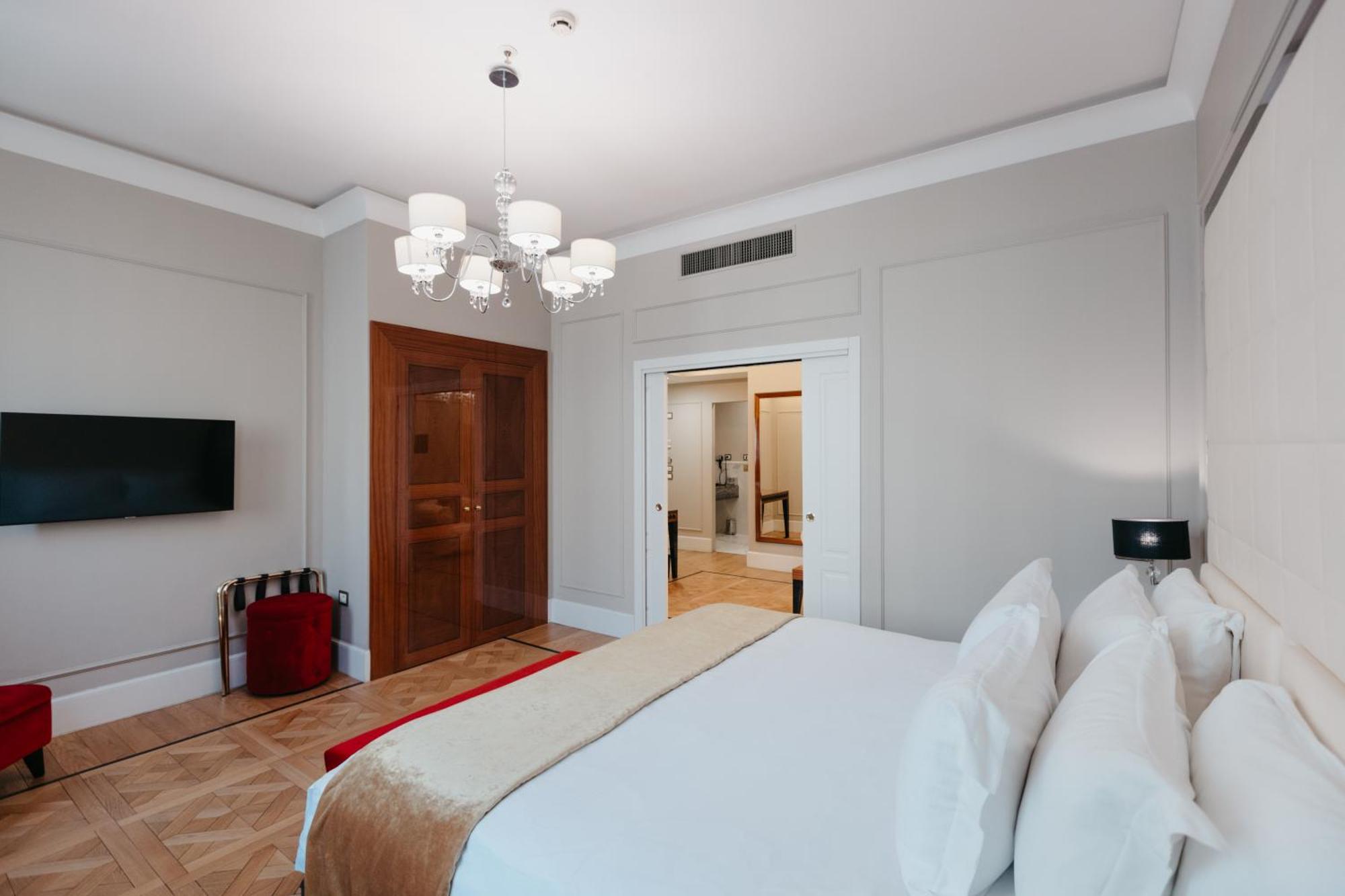 Grand Hotel Yerevan - Small Luxury Hotels Of The World Bagian luar foto