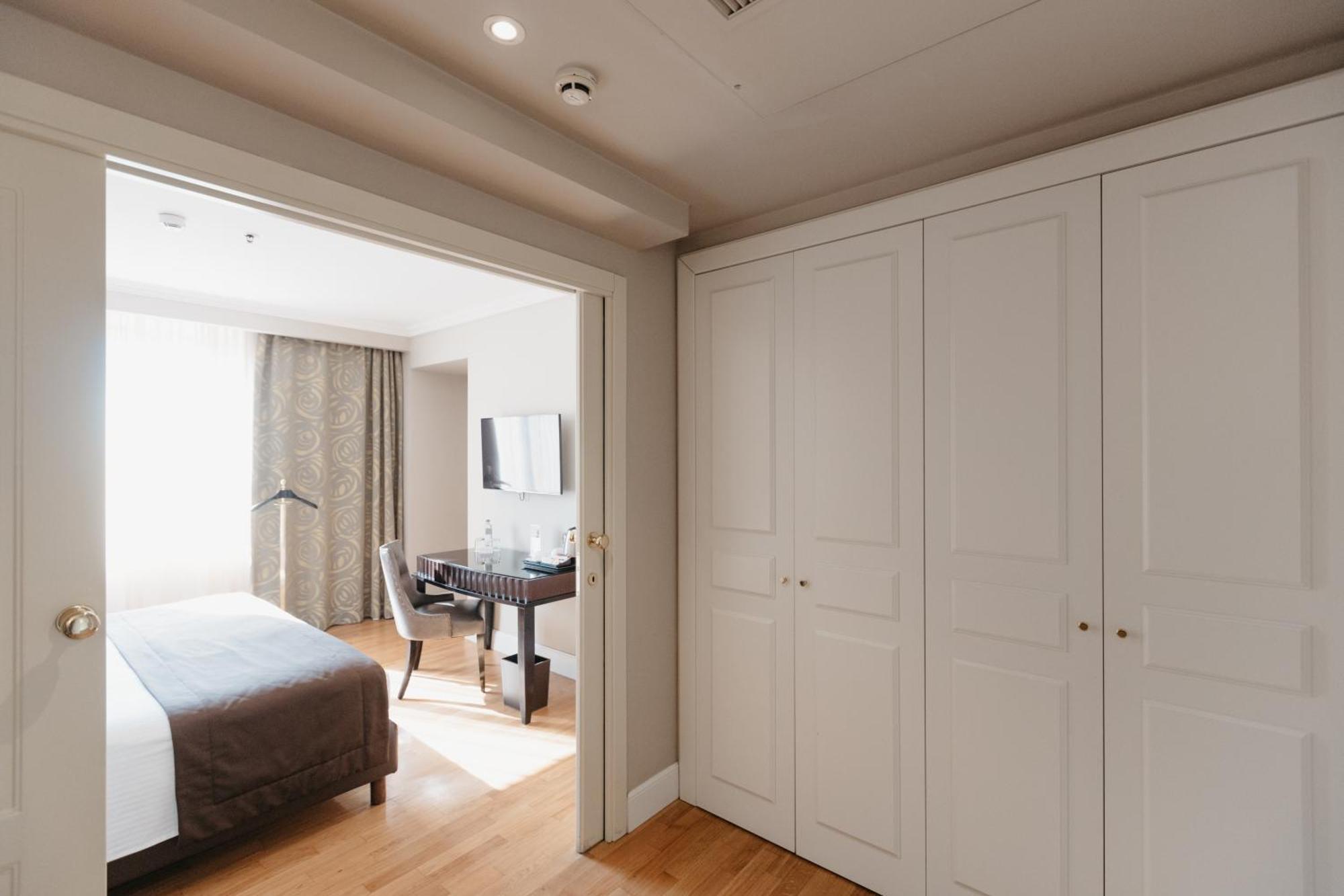 Grand Hotel Yerevan - Small Luxury Hotels Of The World Bagian luar foto