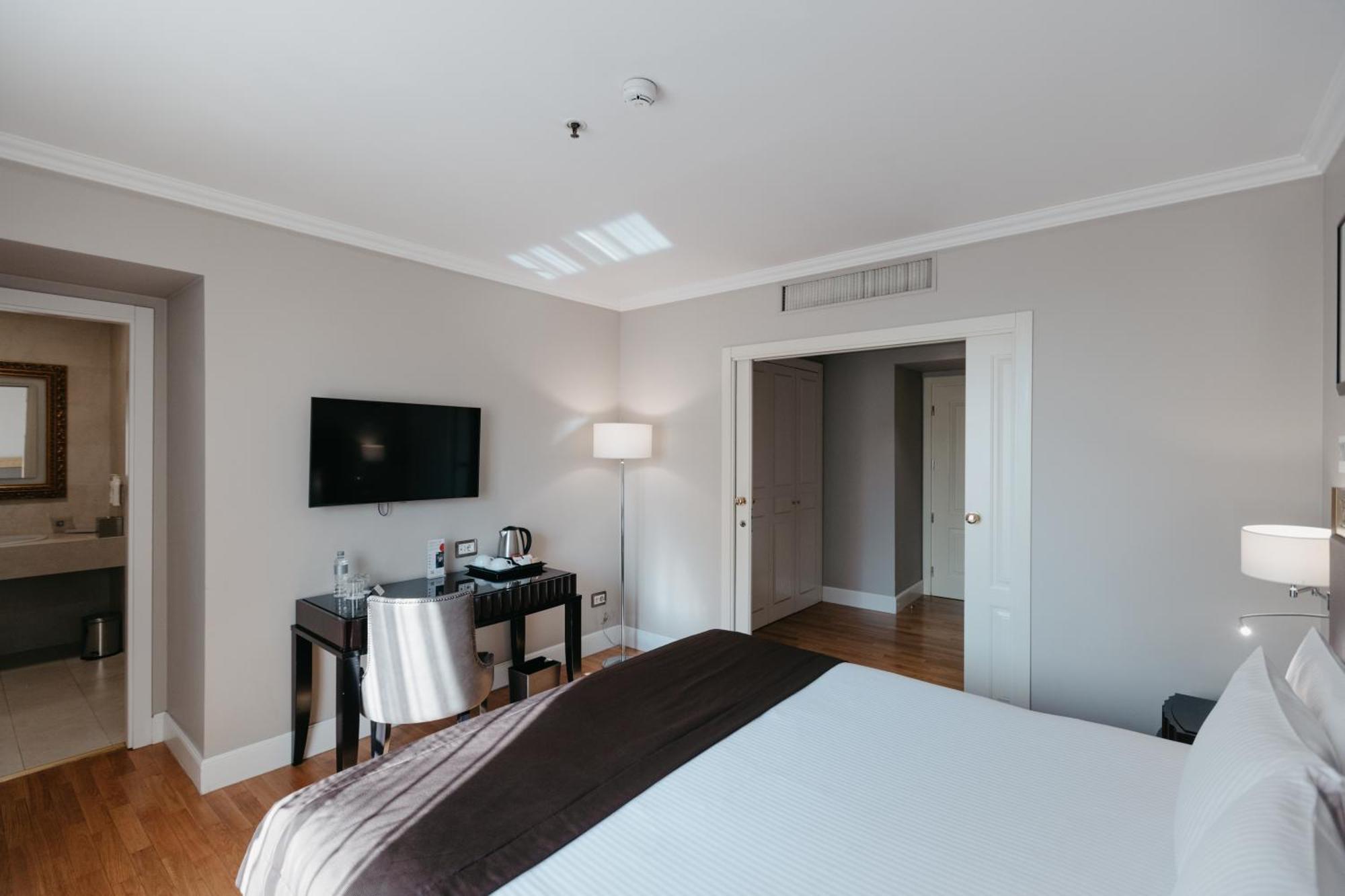 Grand Hotel Yerevan - Small Luxury Hotels Of The World Bagian luar foto
