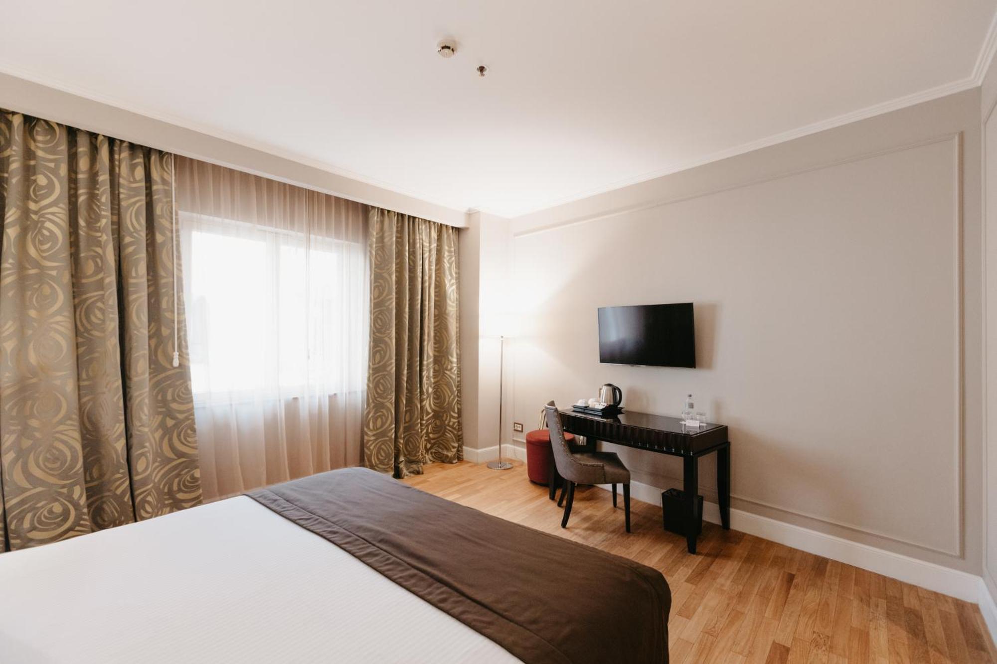 Grand Hotel Yerevan - Small Luxury Hotels Of The World Bagian luar foto
