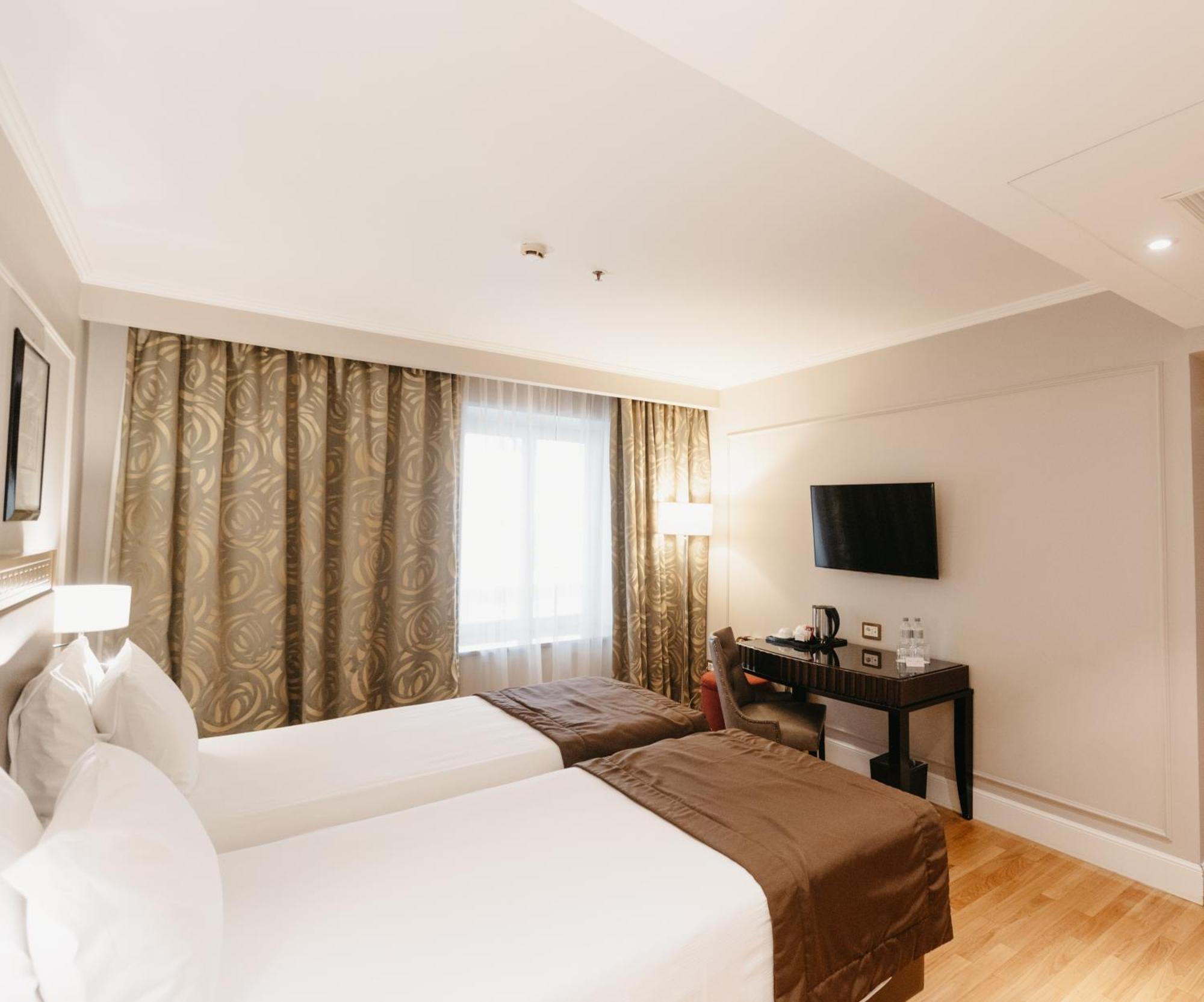 Grand Hotel Yerevan - Small Luxury Hotels Of The World Bagian luar foto