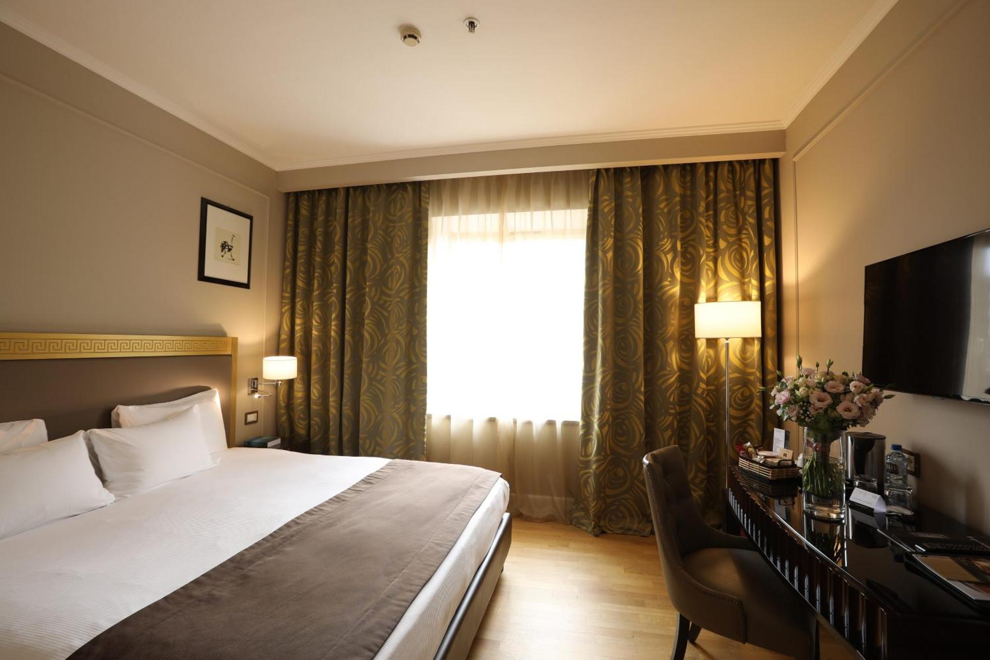 Grand Hotel Yerevan - Small Luxury Hotels Of The World Bagian luar foto