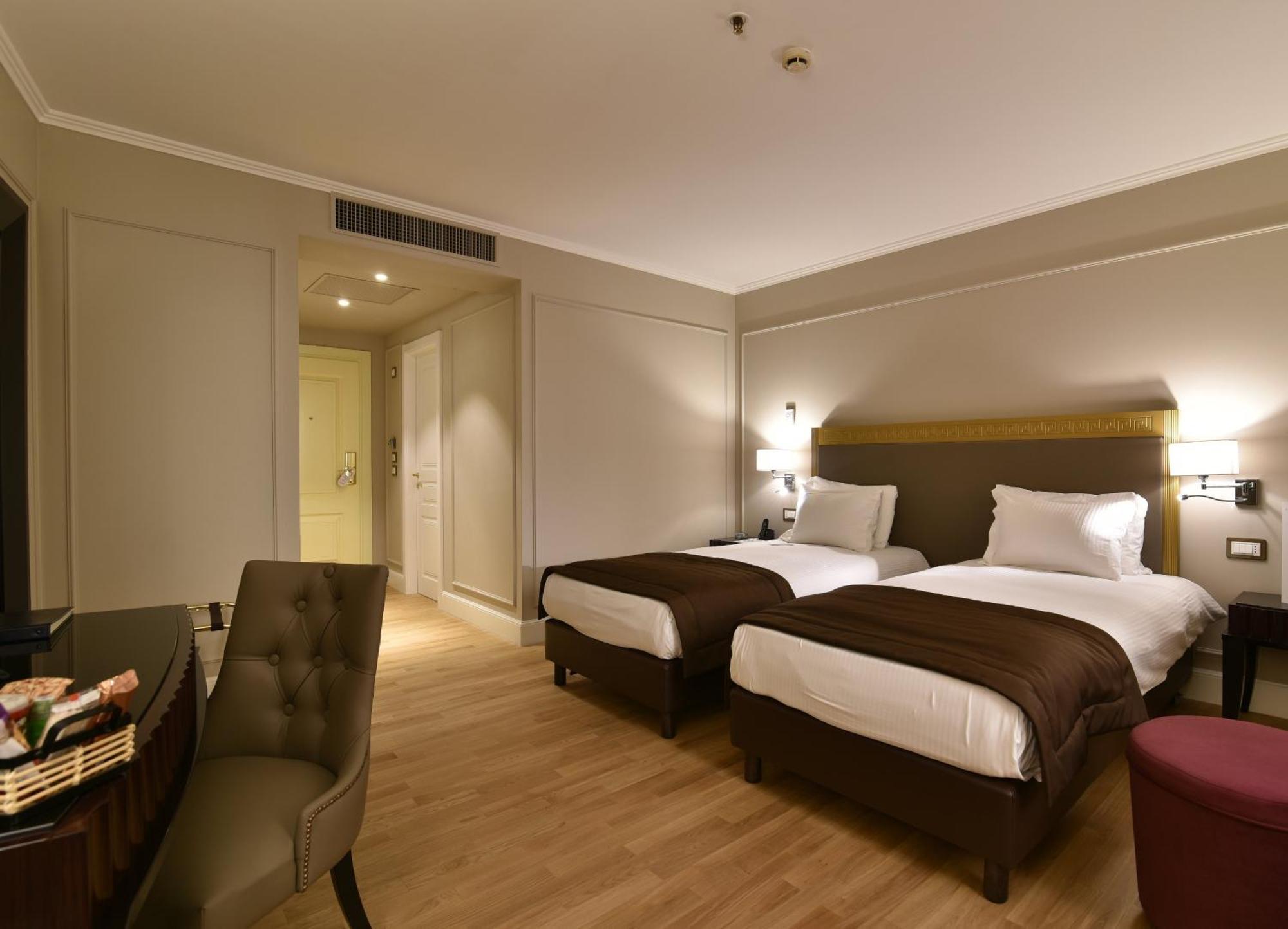 Grand Hotel Yerevan - Small Luxury Hotels Of The World Bagian luar foto