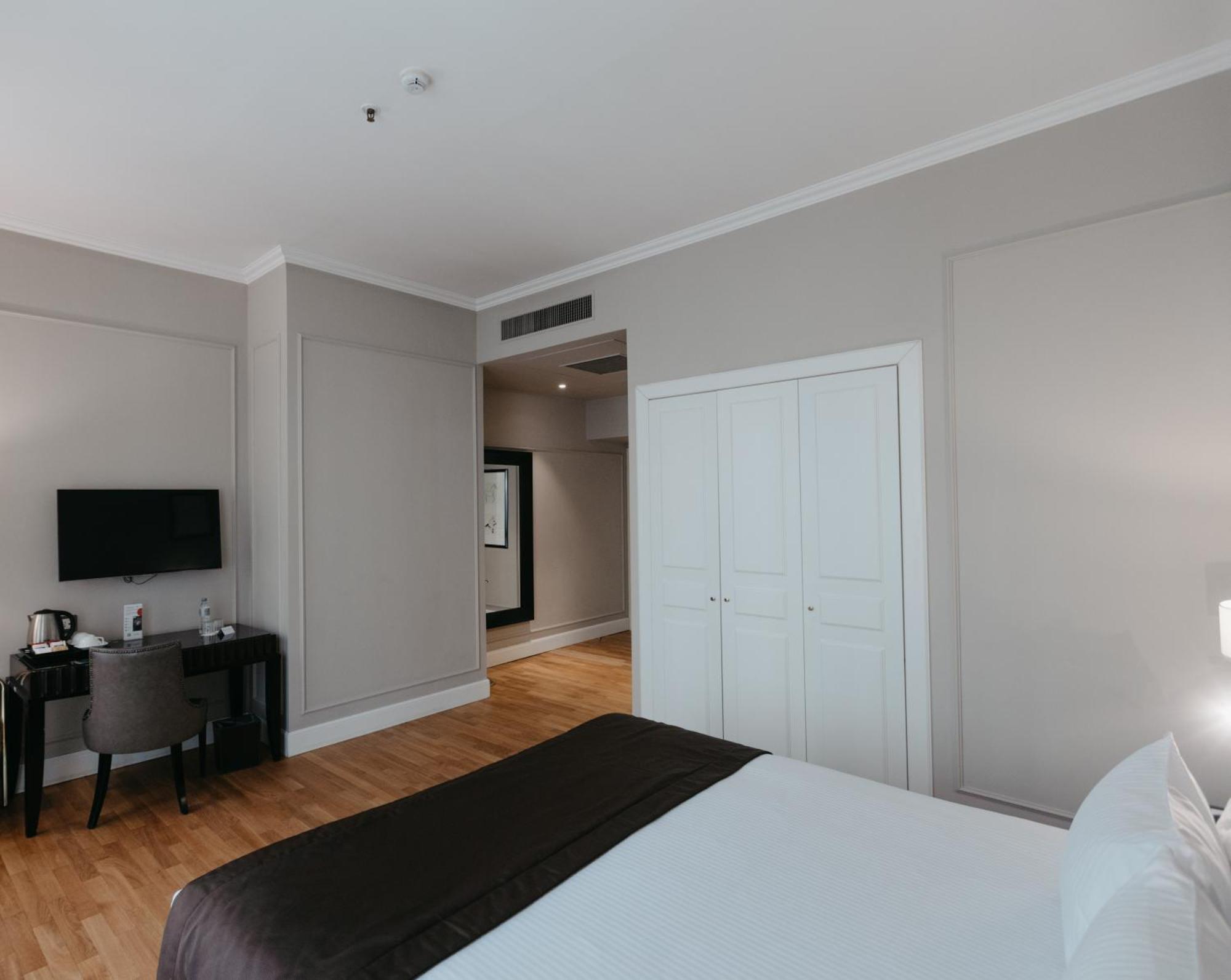 Grand Hotel Yerevan - Small Luxury Hotels Of The World Bagian luar foto